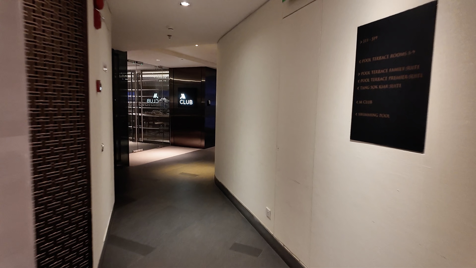 Mクラブへ続く廊下の案内サイン