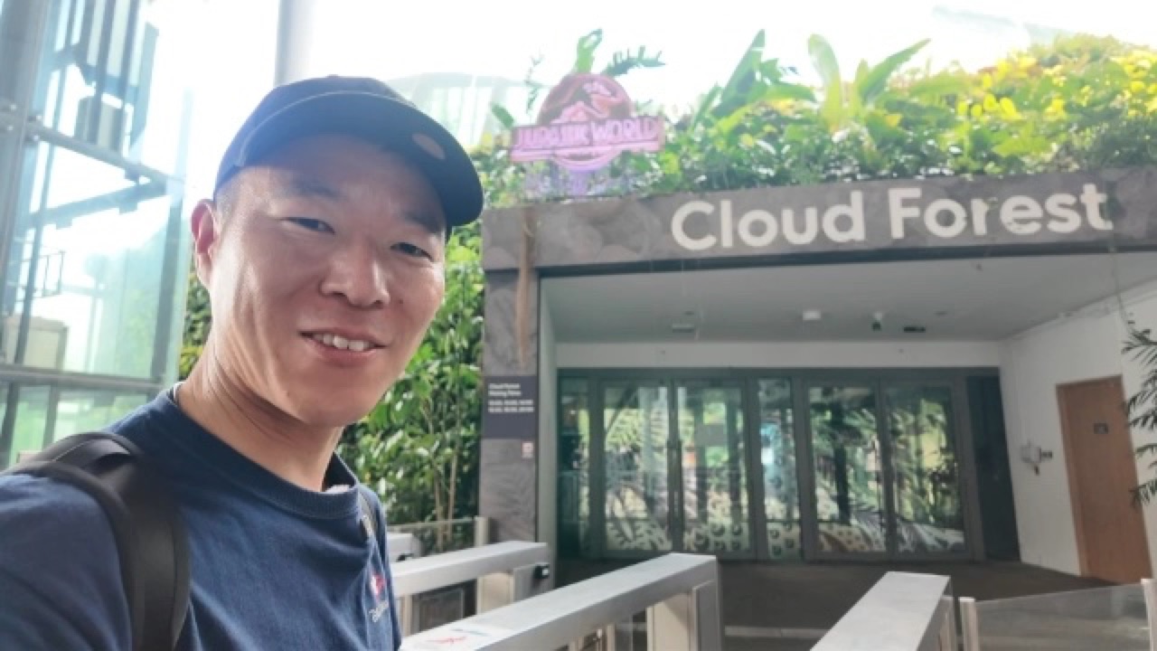 クラウドフォレストの入口。ジュラシック・ワールドのコラボ看板が掲げられている