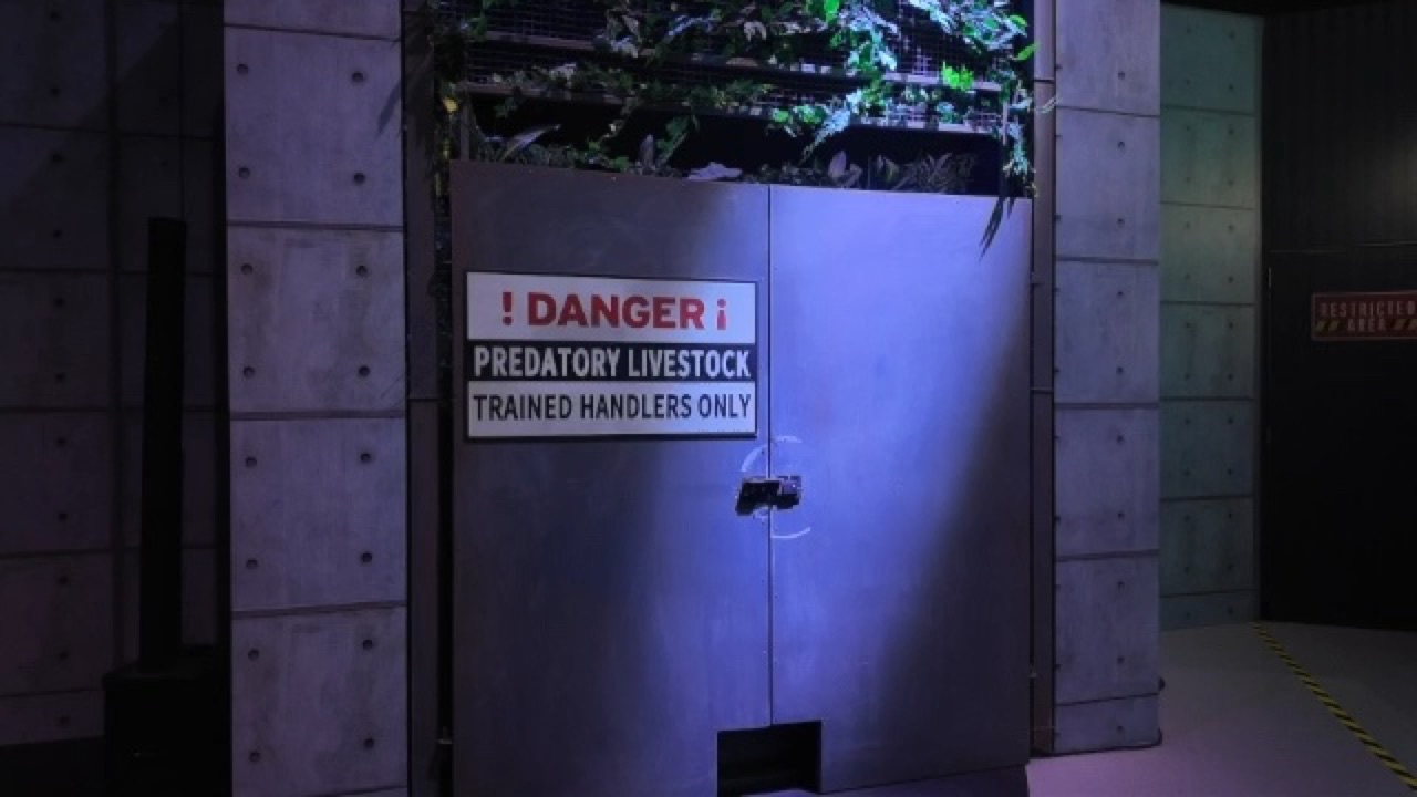 DANGER LIVE RAPTORと書かれたラプター展示のゲート