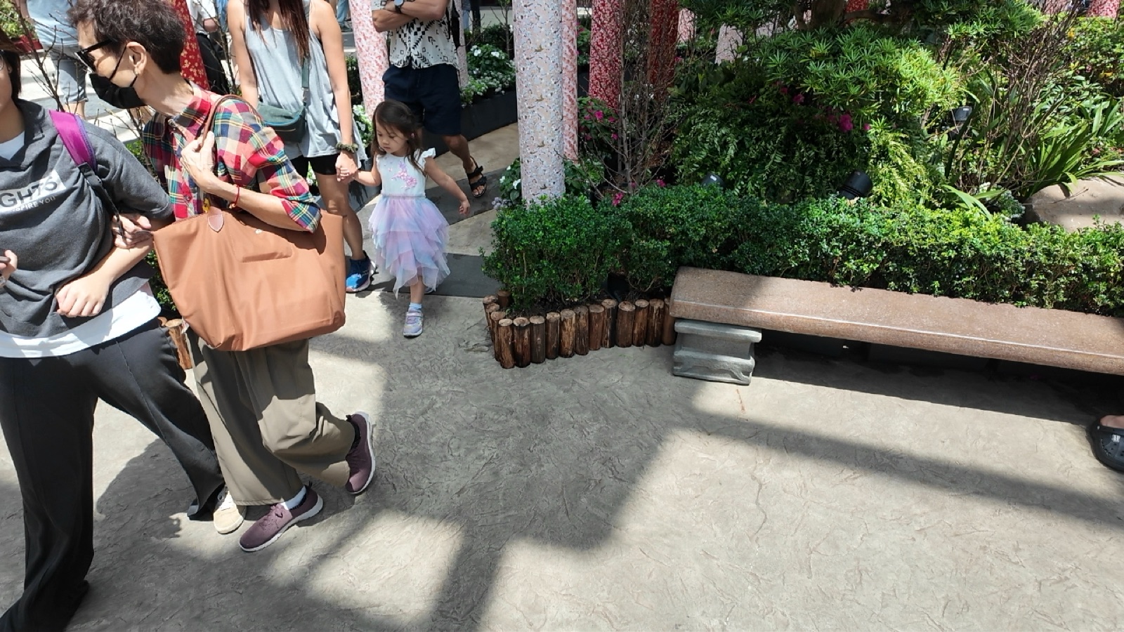 桜の企画展示エリアを歩く来場者