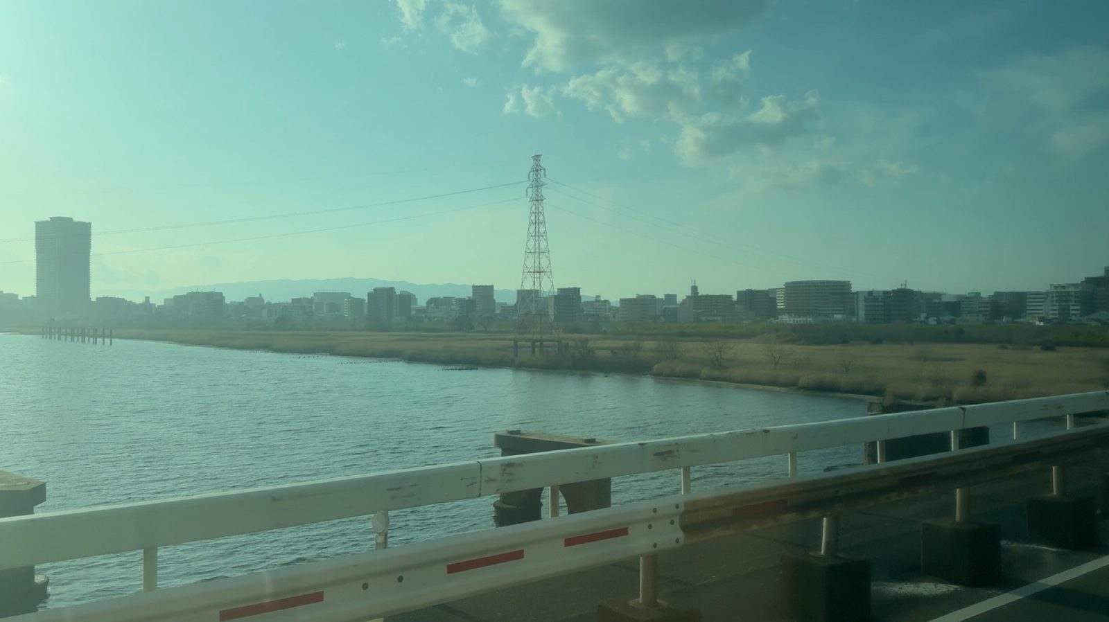 ひのとりの車窓から見た川と街並み