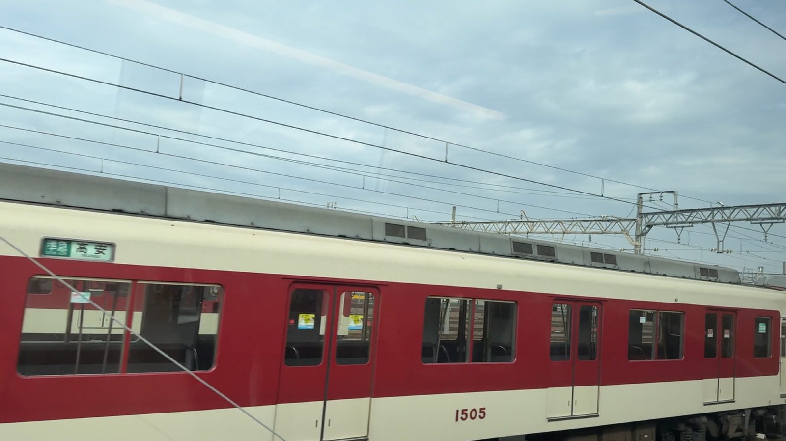車窓からすれ違う近鉄の赤い一般車両