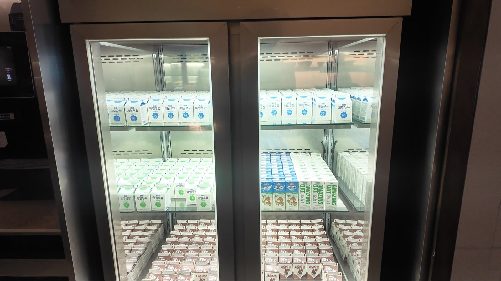 ラウンジ ドリンク冷蔵庫（牛乳各種）