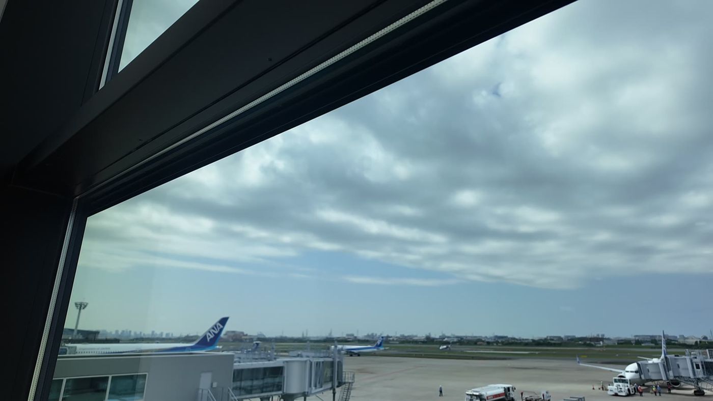 伊丹空港の展望から見た駐機場と旅客機