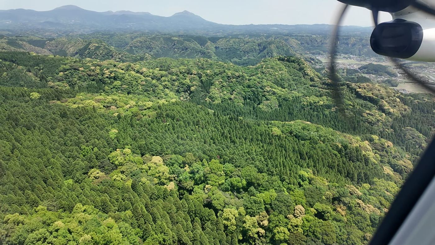 鹿児島に近づいた機内から見た緑の山と稜線