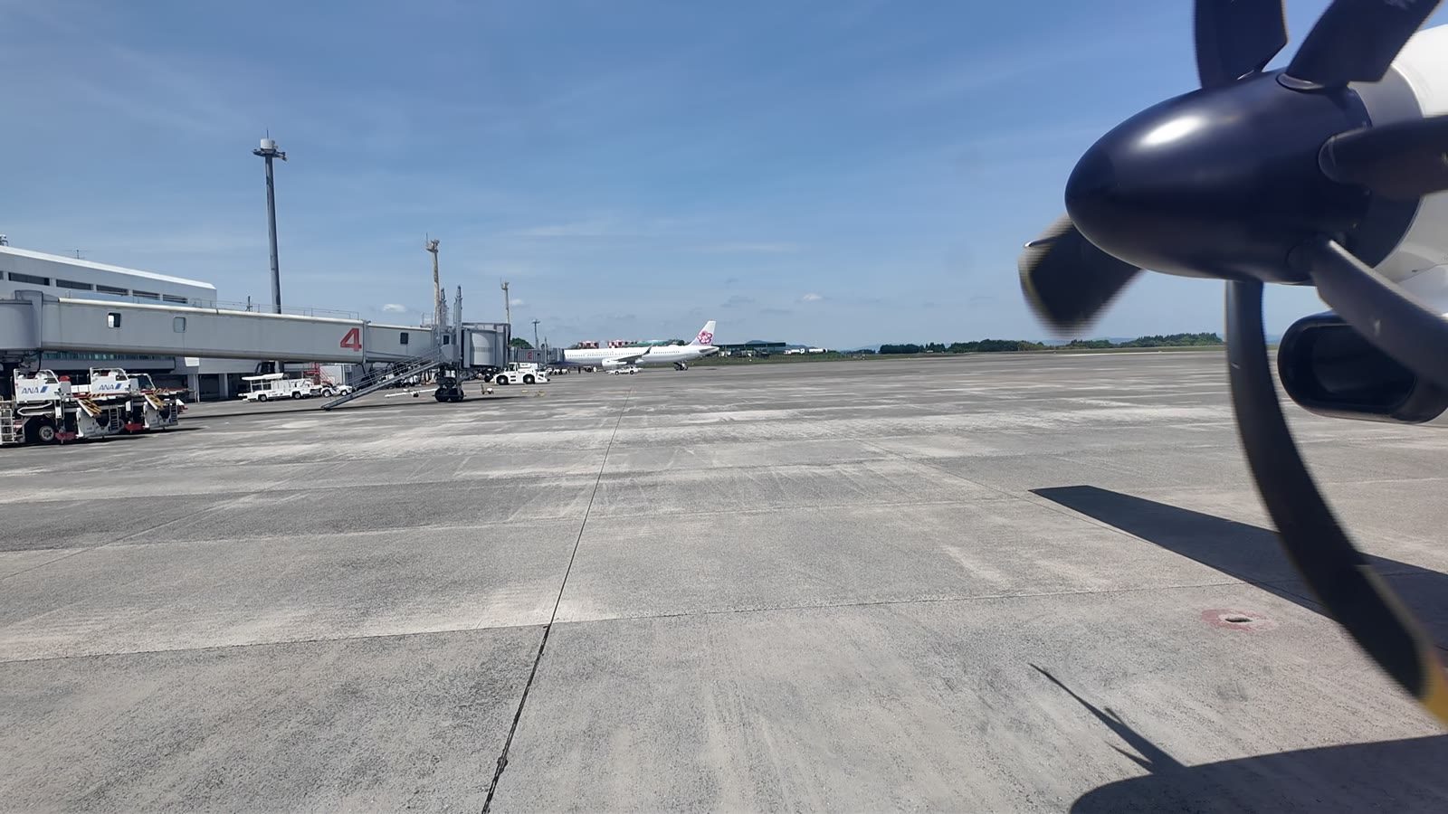 鹿児島空港のスポットに到着した機体とターミナル
