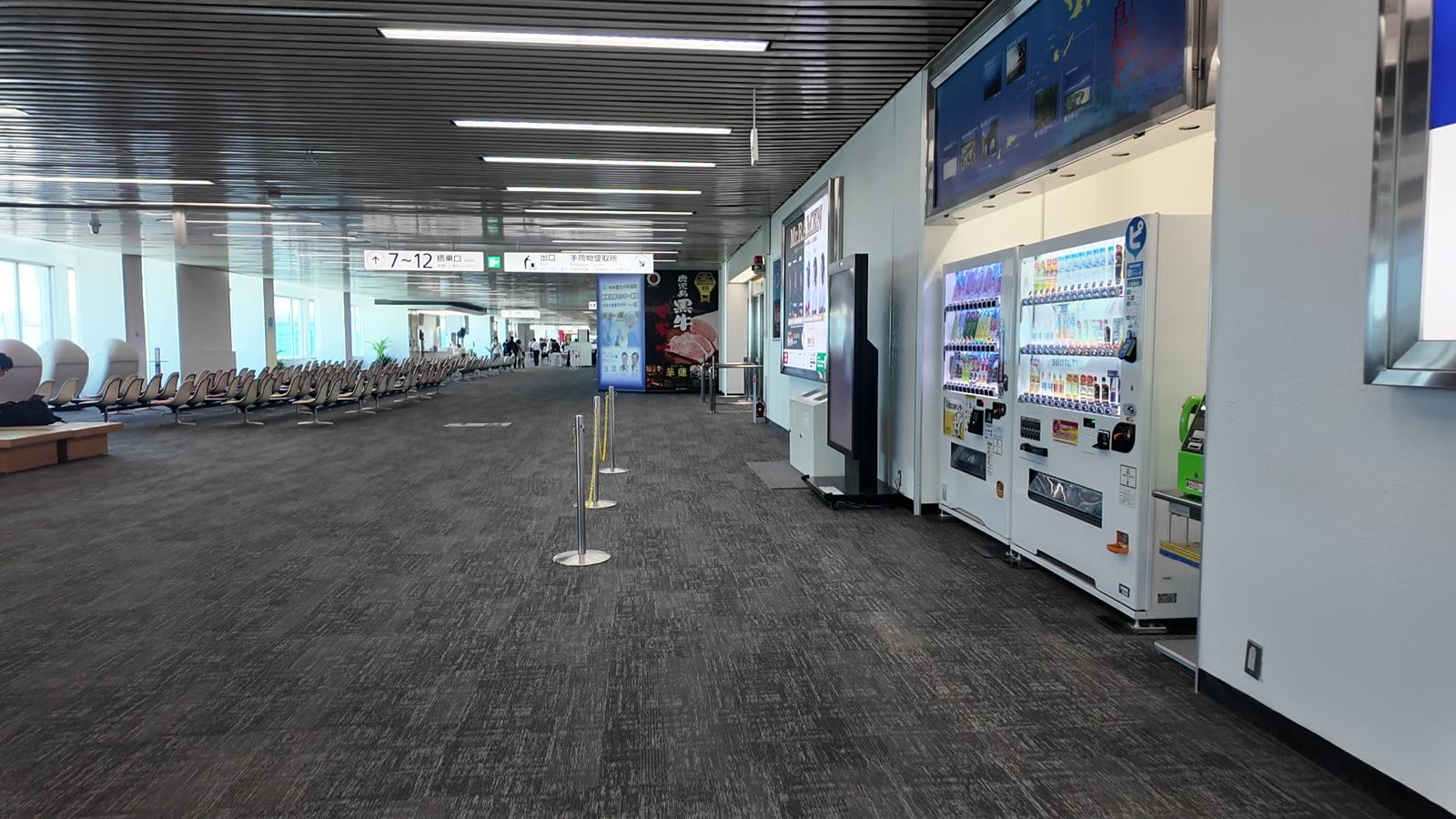 鹿児島空港の到着ロビーの通路