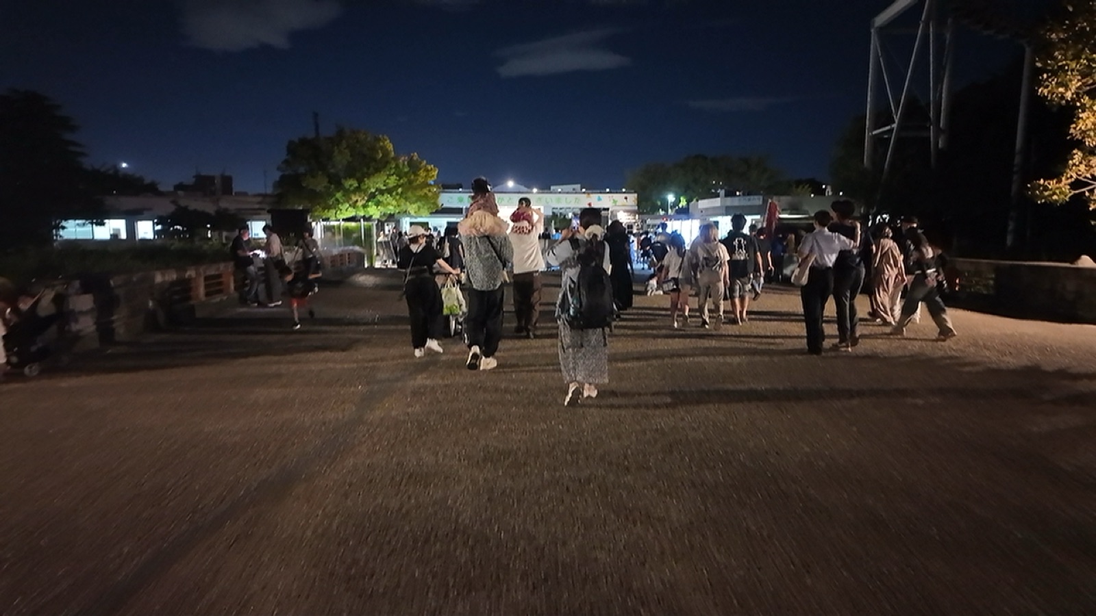 閉園間際の園内。夜でも多くの来園者でにぎわっていました