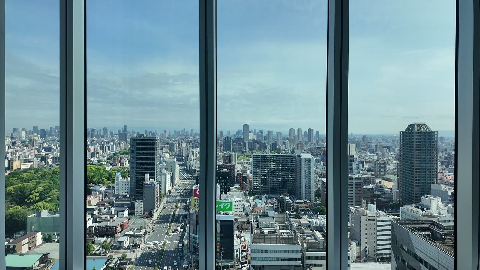 大阪マリオット都ホテルの客室から見た昼間の大阪の街並み