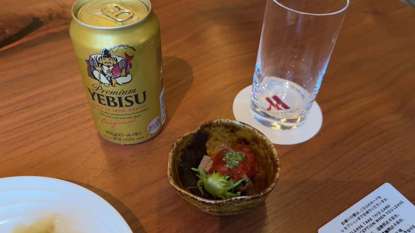 クラブラウンジのカクテルタイムの料理とヱビスビール