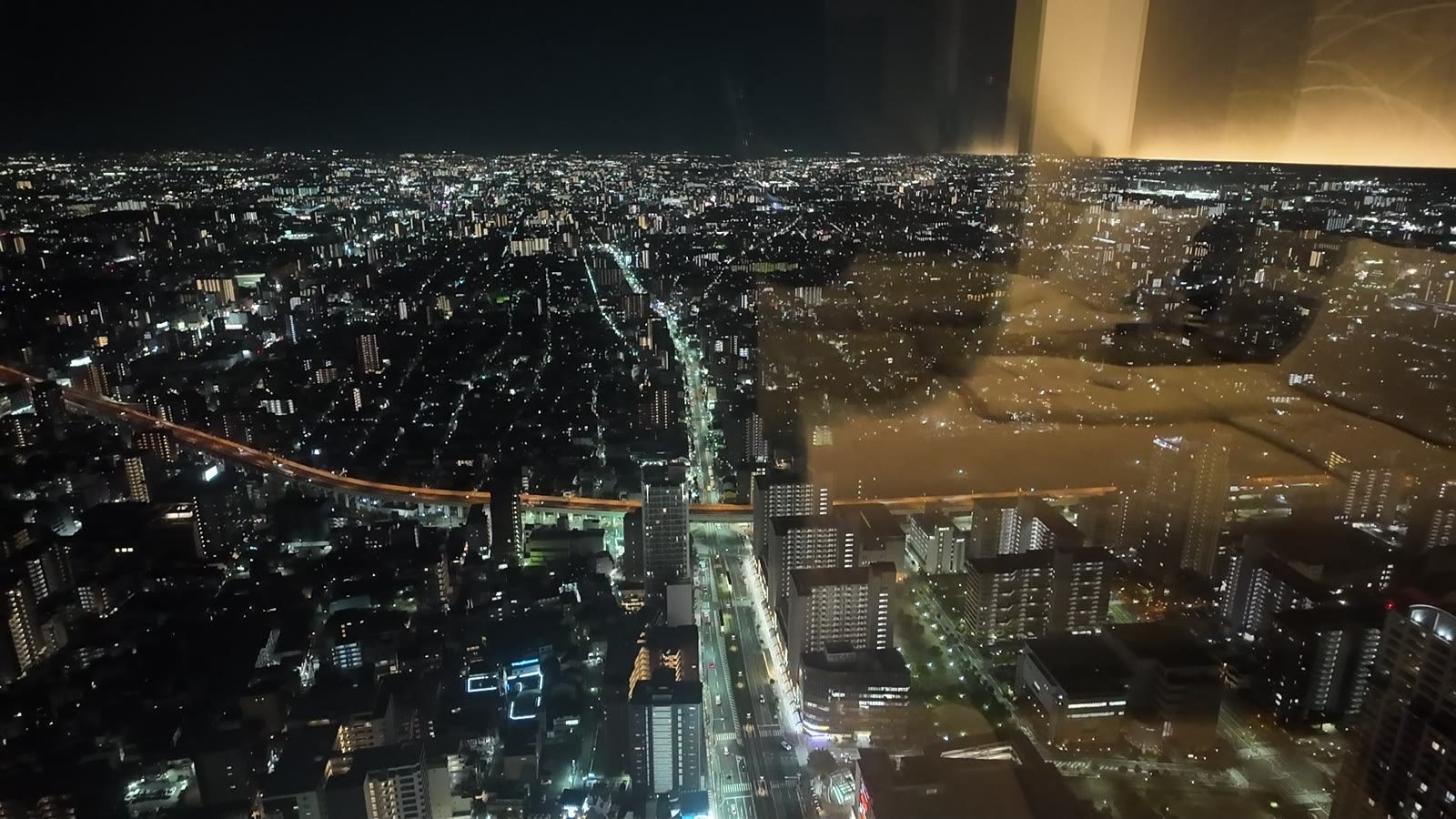 大阪マリオット都ホテル52階の客室から見た大阪の夜景