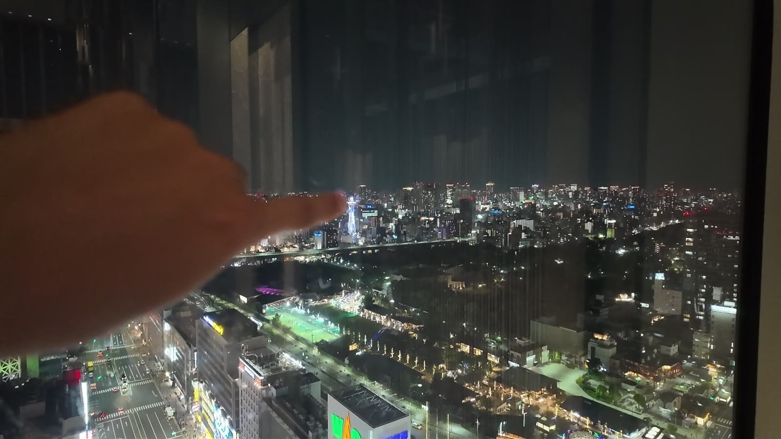客室の窓から見下ろす天王寺と阿倍野の夜景