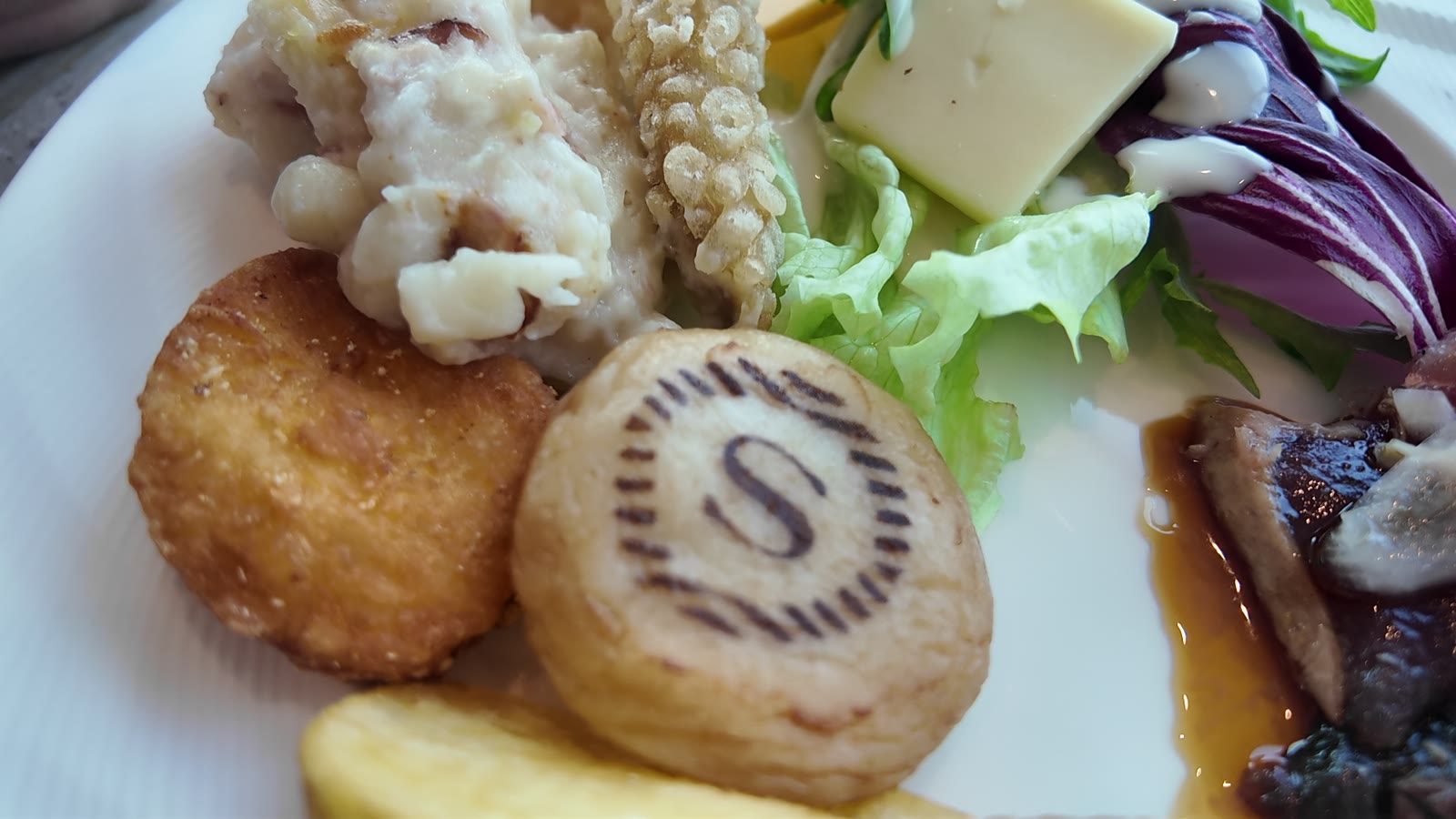 シェラトンのロゴが入ったさつま揚げとカツオのたたきのプレート