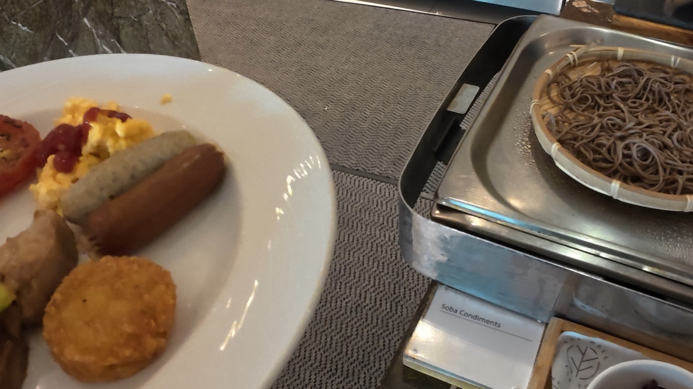 朝食で取り分けたソーセージやハッシュポテトのプレート