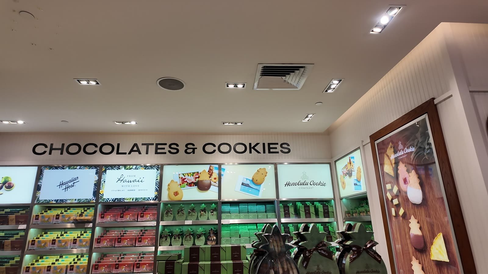 ホノルル空港の免税店に並ぶチョコレートとクッキー
