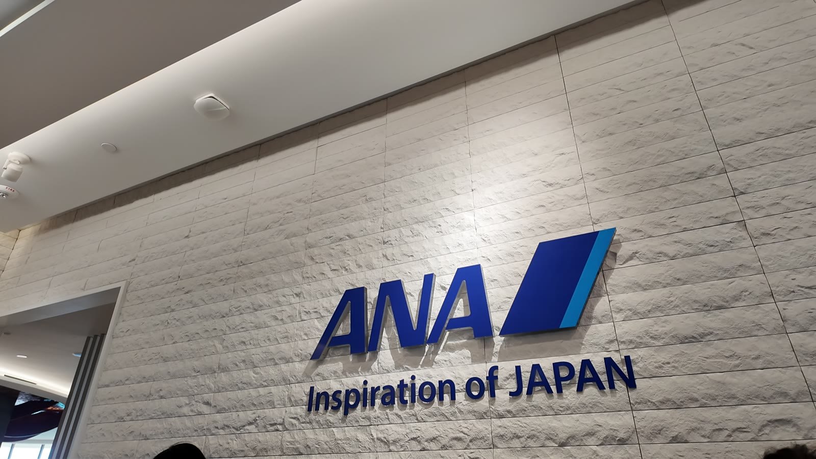 ホノルル空港のANAのロゴ