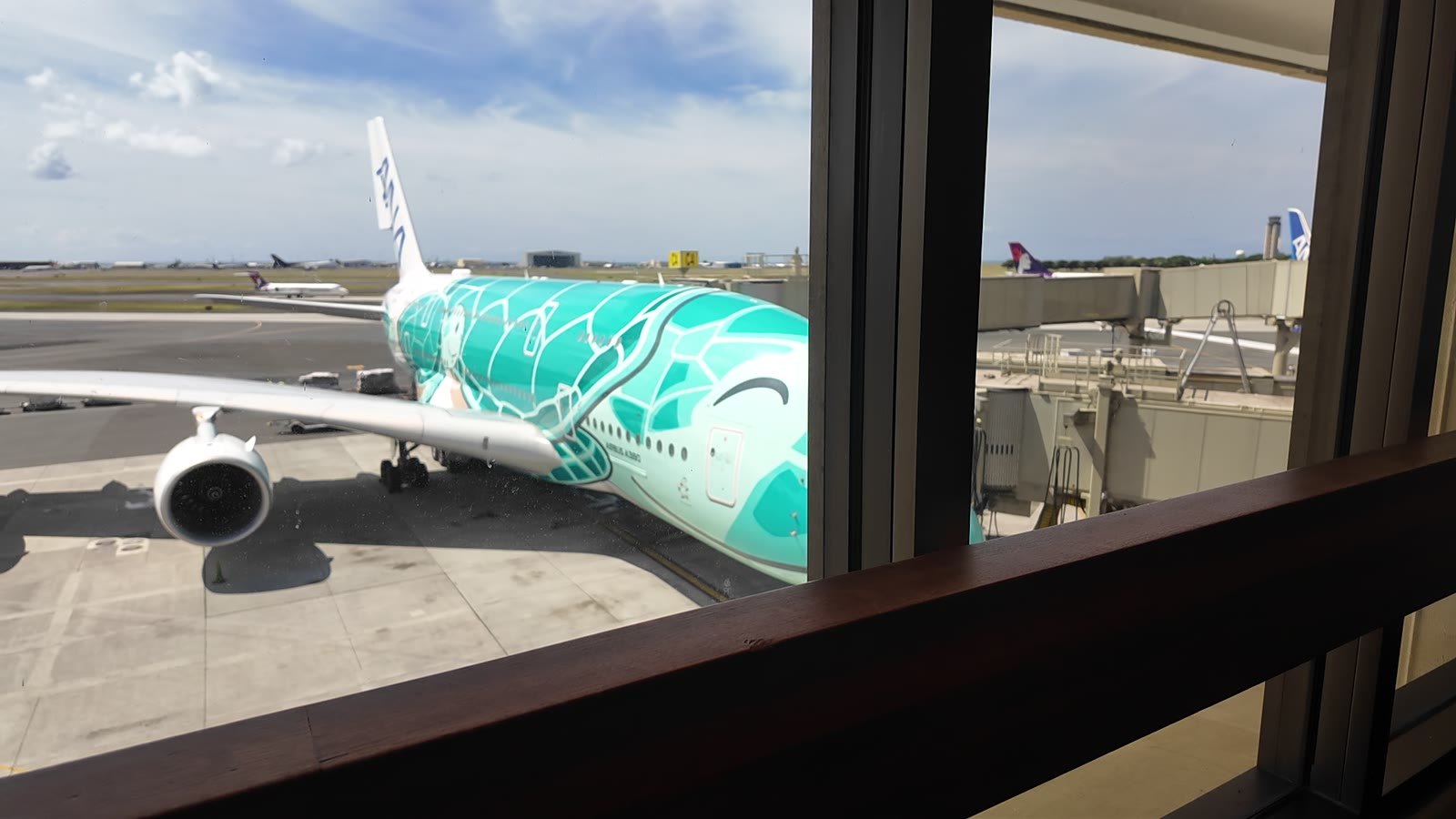 ANAラウンジの窓から見えるA380フライングホヌ