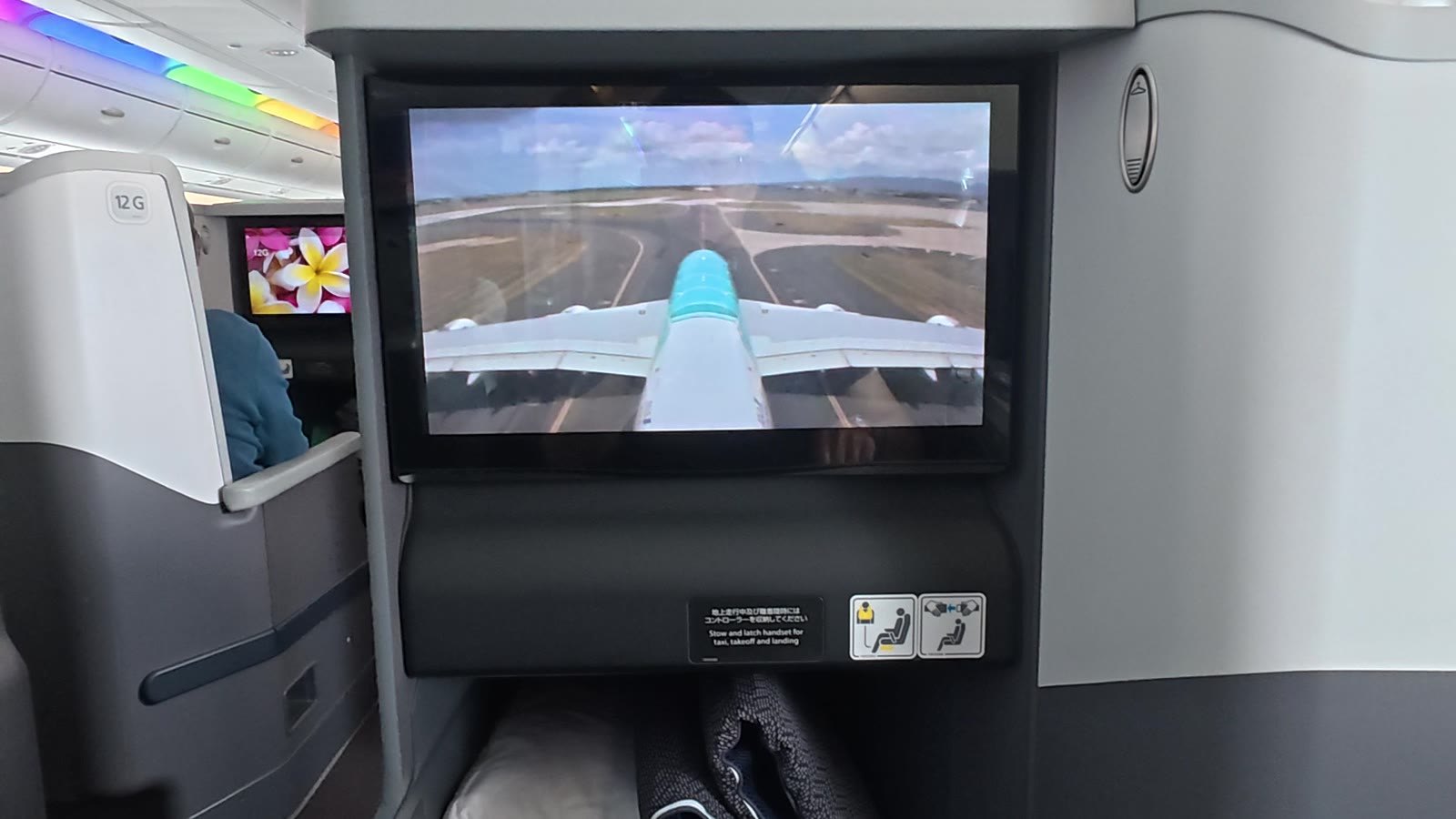 機体後方カメラが映すホノルル空港の滑走路