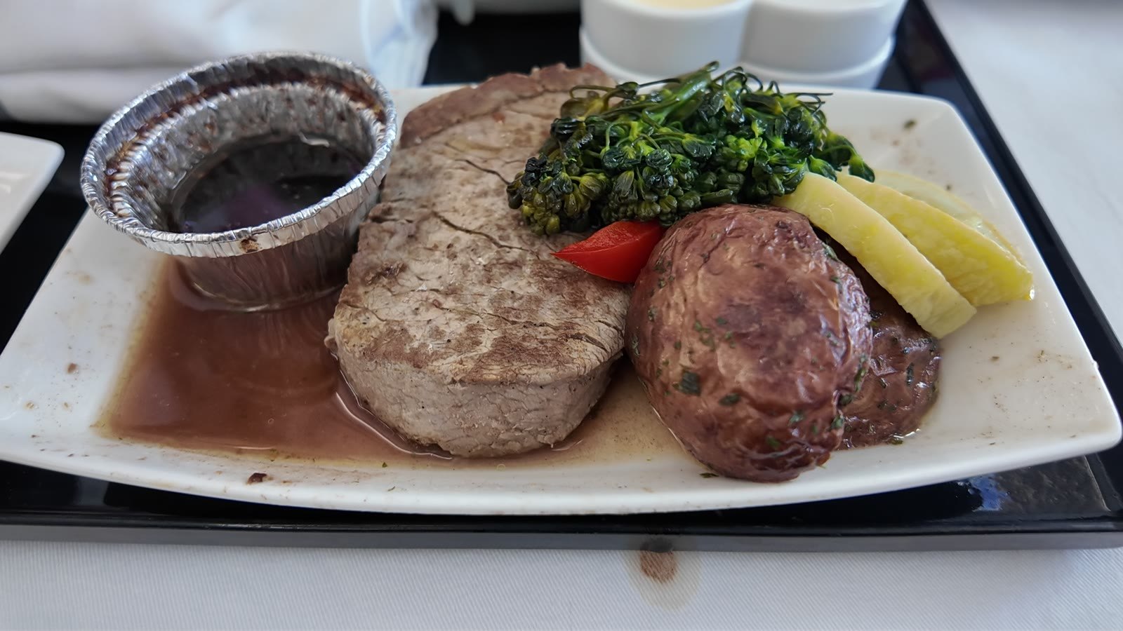 ANAビジネスクラスの機内食 お肉のメインディッシュ