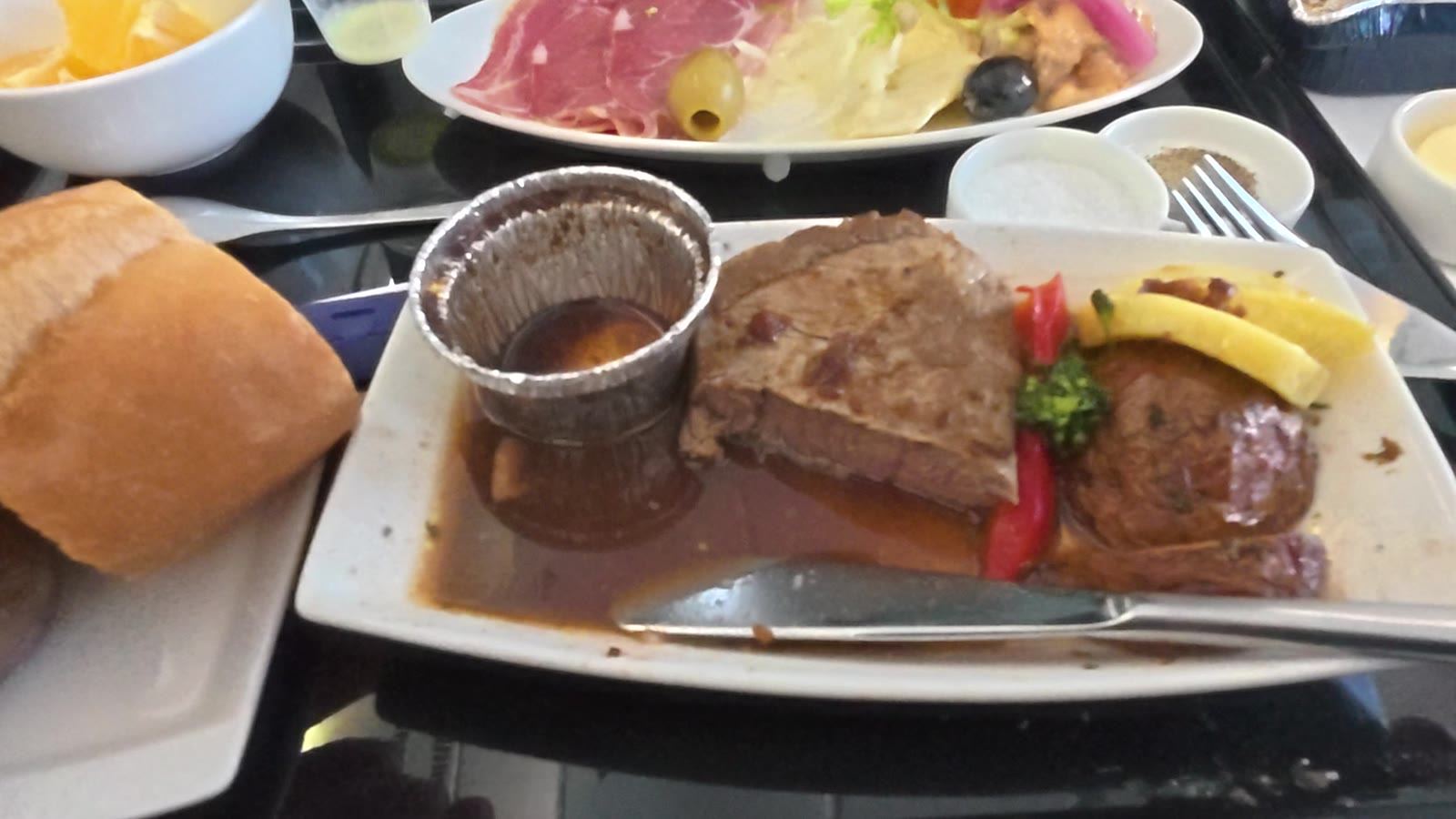 メインディッシュとパン