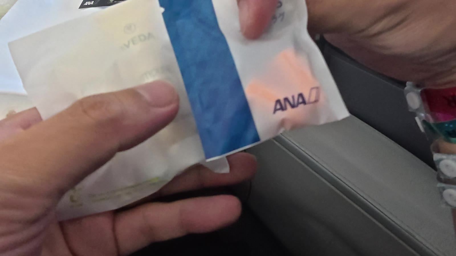 ANAのアメニティキットとAVEDAのスキンケア