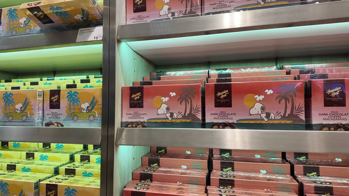 ハワイアンホストのスヌーピーデザインのマカダミアナッツチョコレート