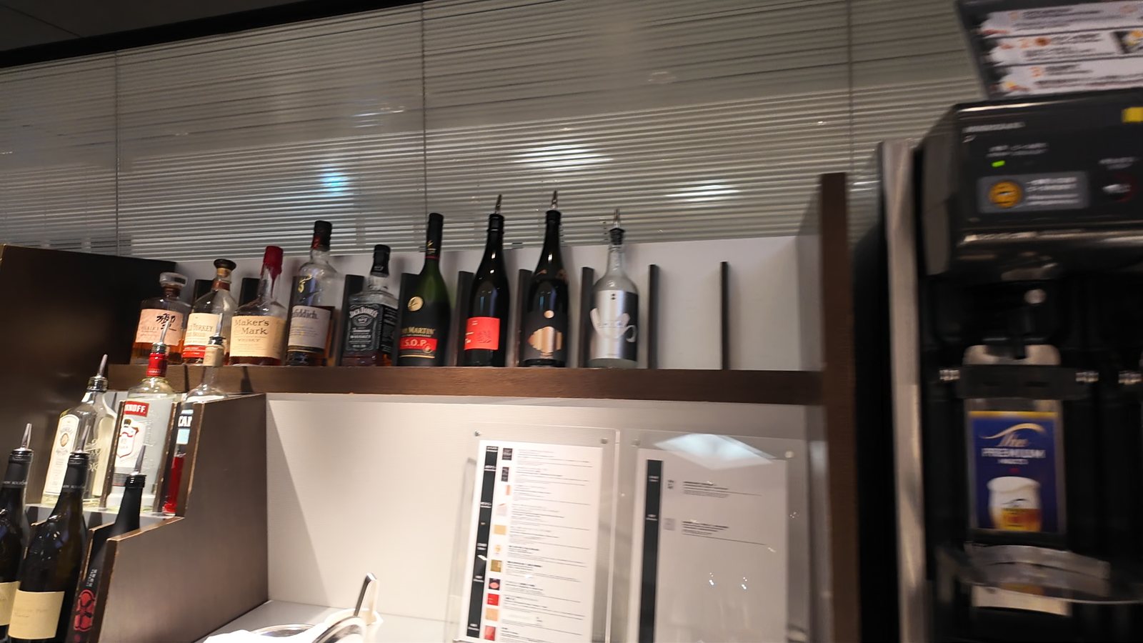 日本酒からウイスキーまでずらりと並ぶドリンクコーナー