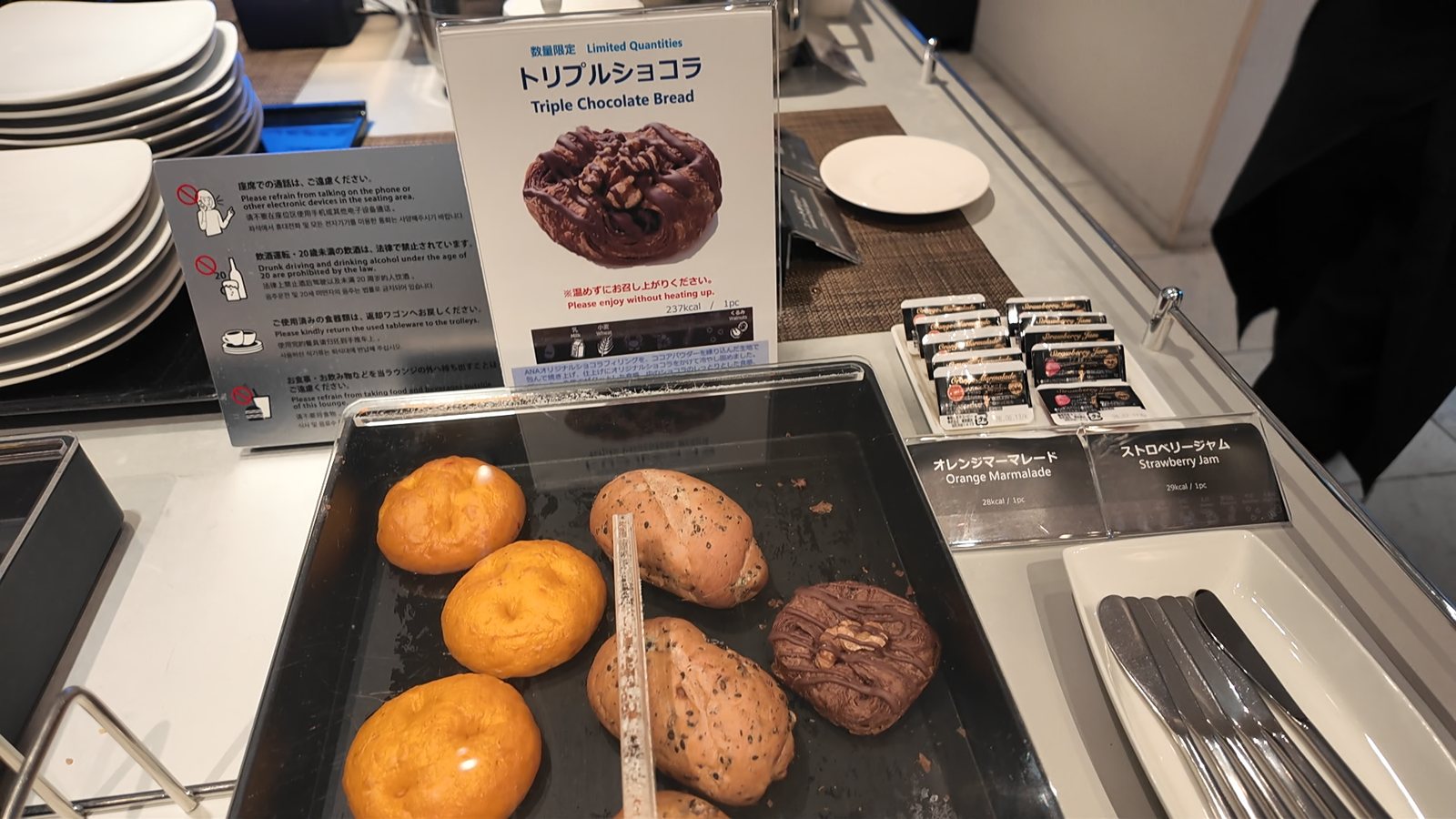 焼きたてのパンと焼き菓子が並びます