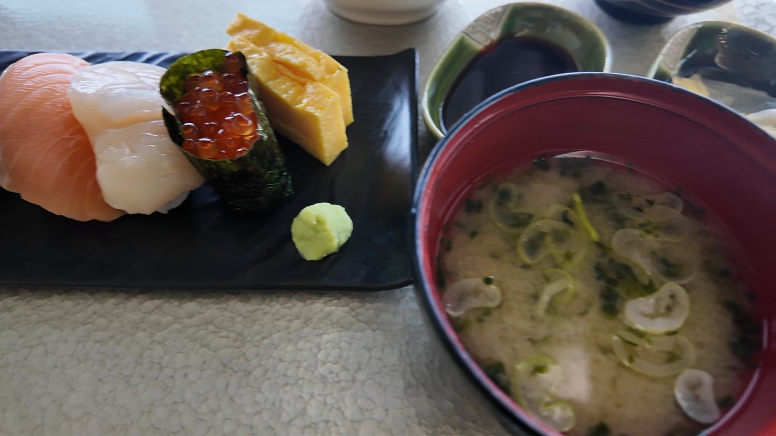 ヌードルバーで頼んだお寿司と味噌汁。このあと海鮮丼も