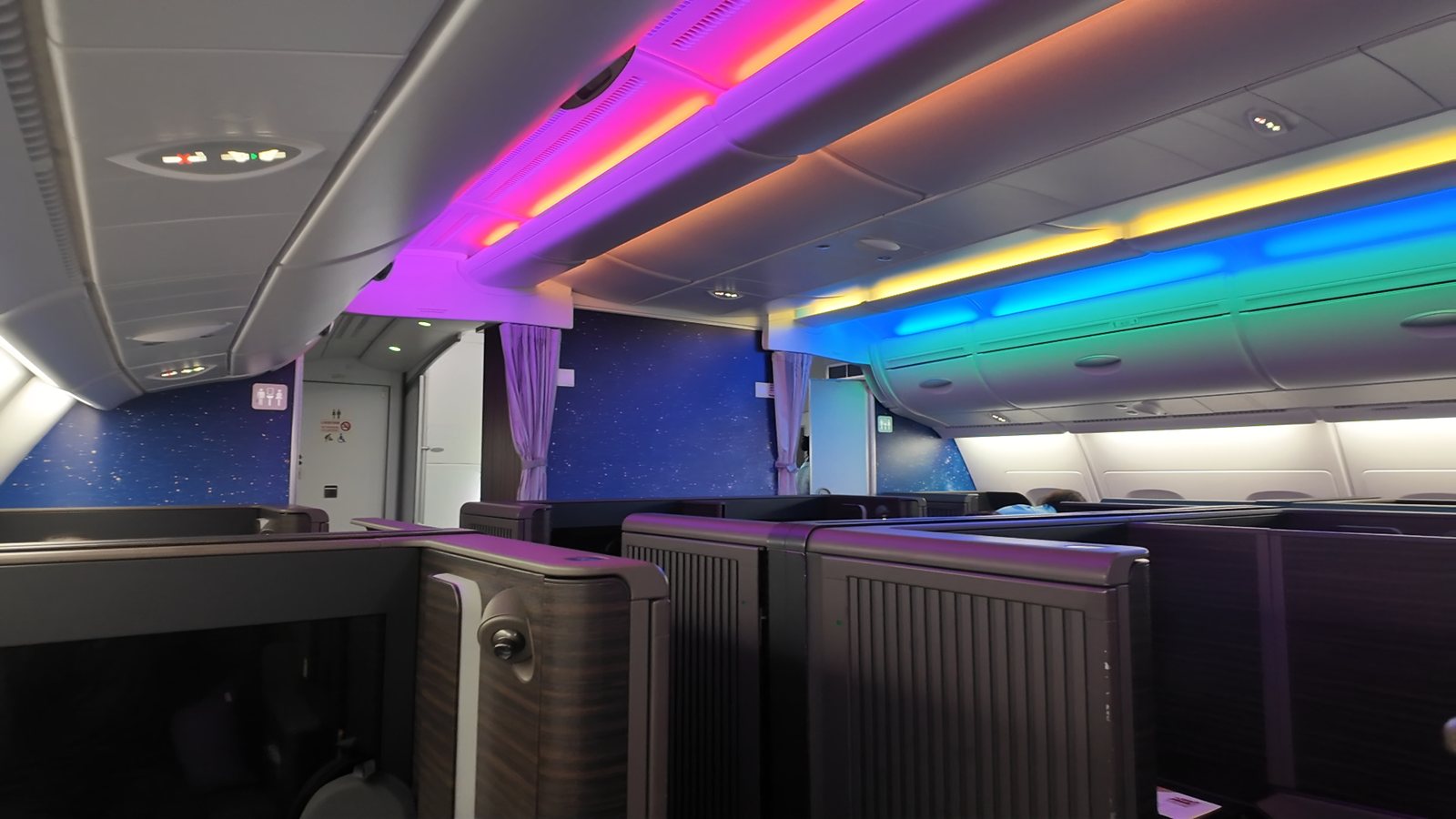 A380の機内天井。照明が虹色に変化していきます