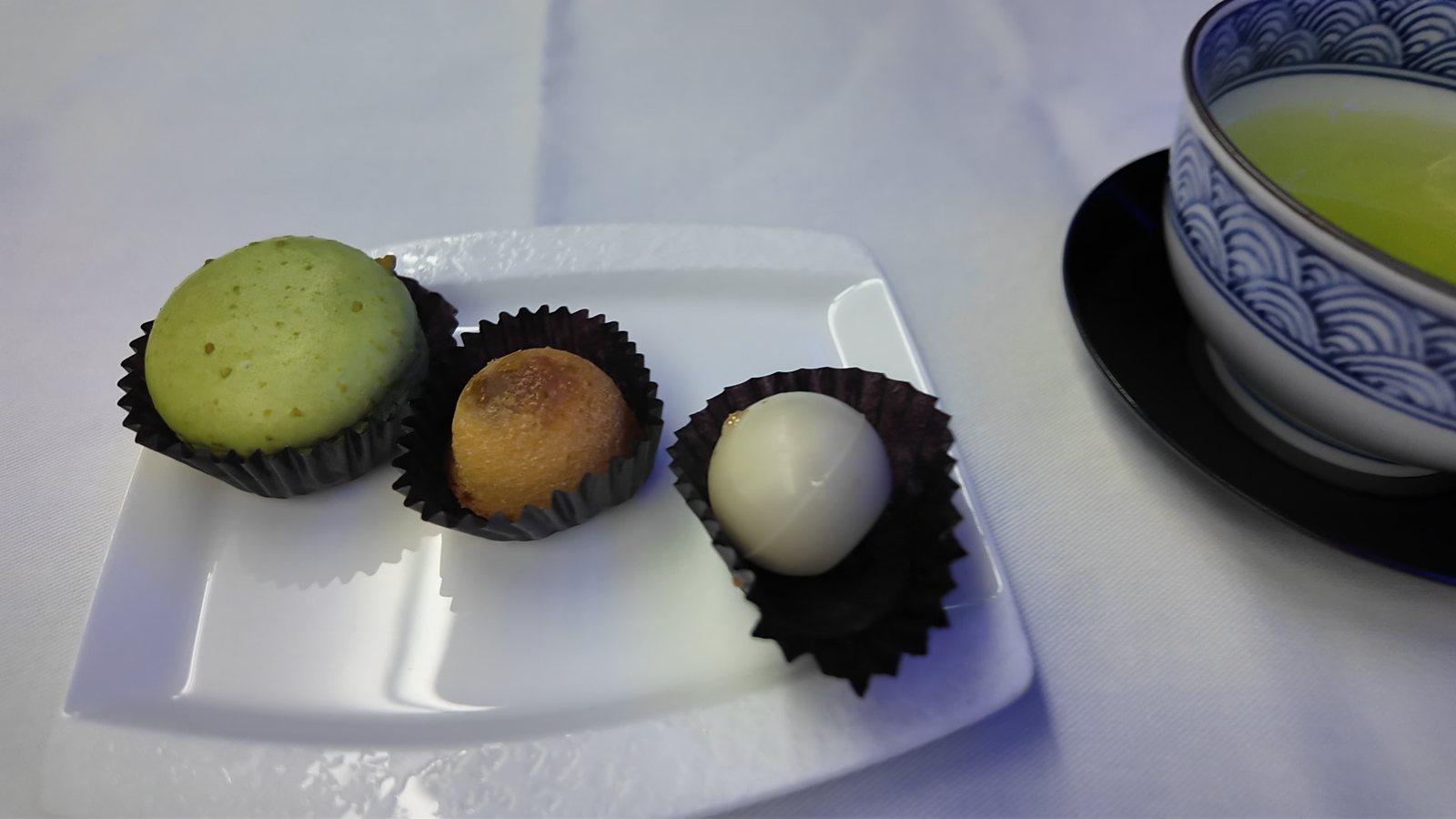 デザートの和菓子。抹茶とごまの組み合わせが絶妙でした