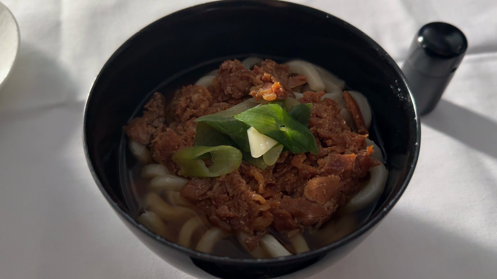 桜エビのかき揚げがのったうどん。出汁がしっかり効いています