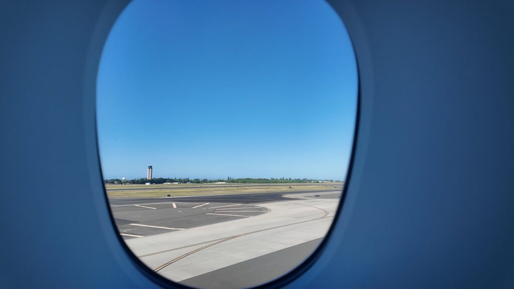 ダニエル・K・イノウエ空港に着陸した機内からの景色
