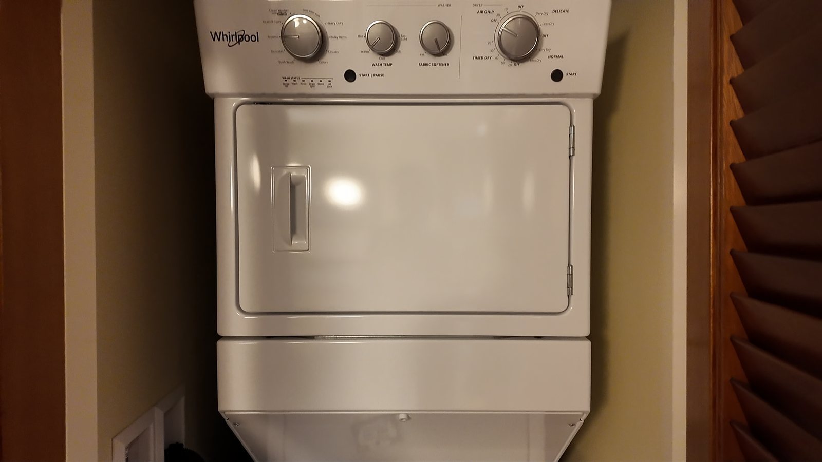 扉を開けると洗濯機と乾燥機