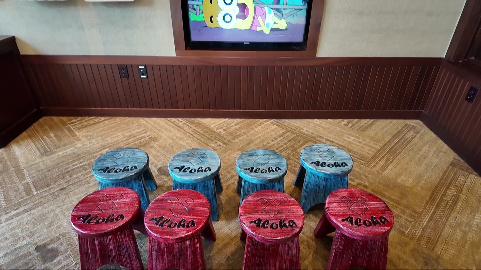 アウラニのバーカウンターのスツール