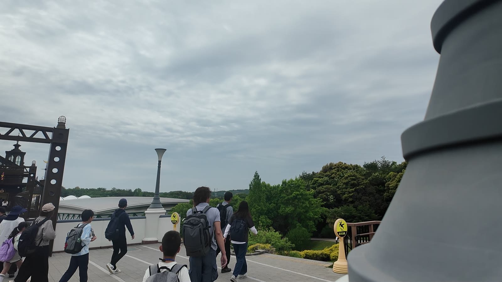 ジブリパークへ向かう来園者と park の園路