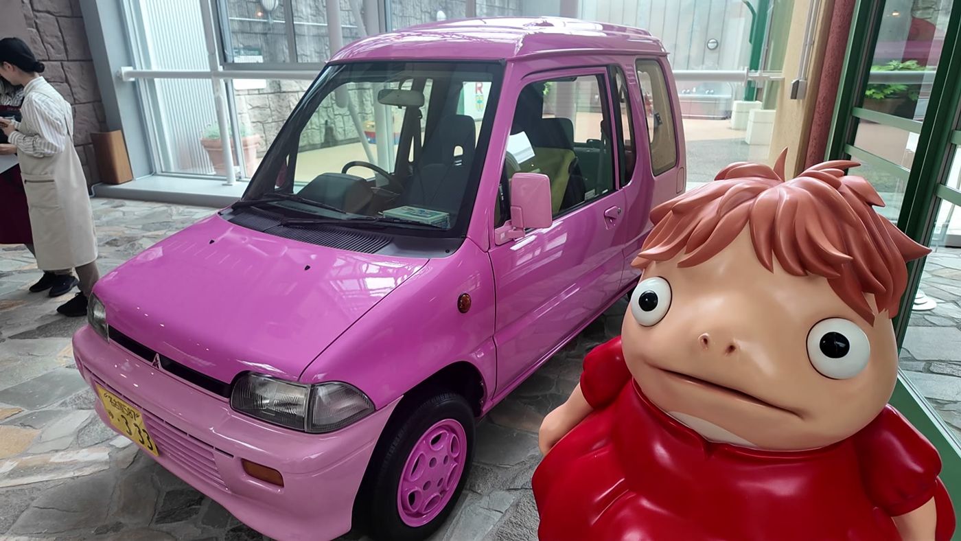 ジブリの大倉庫に展示されたピンクの車