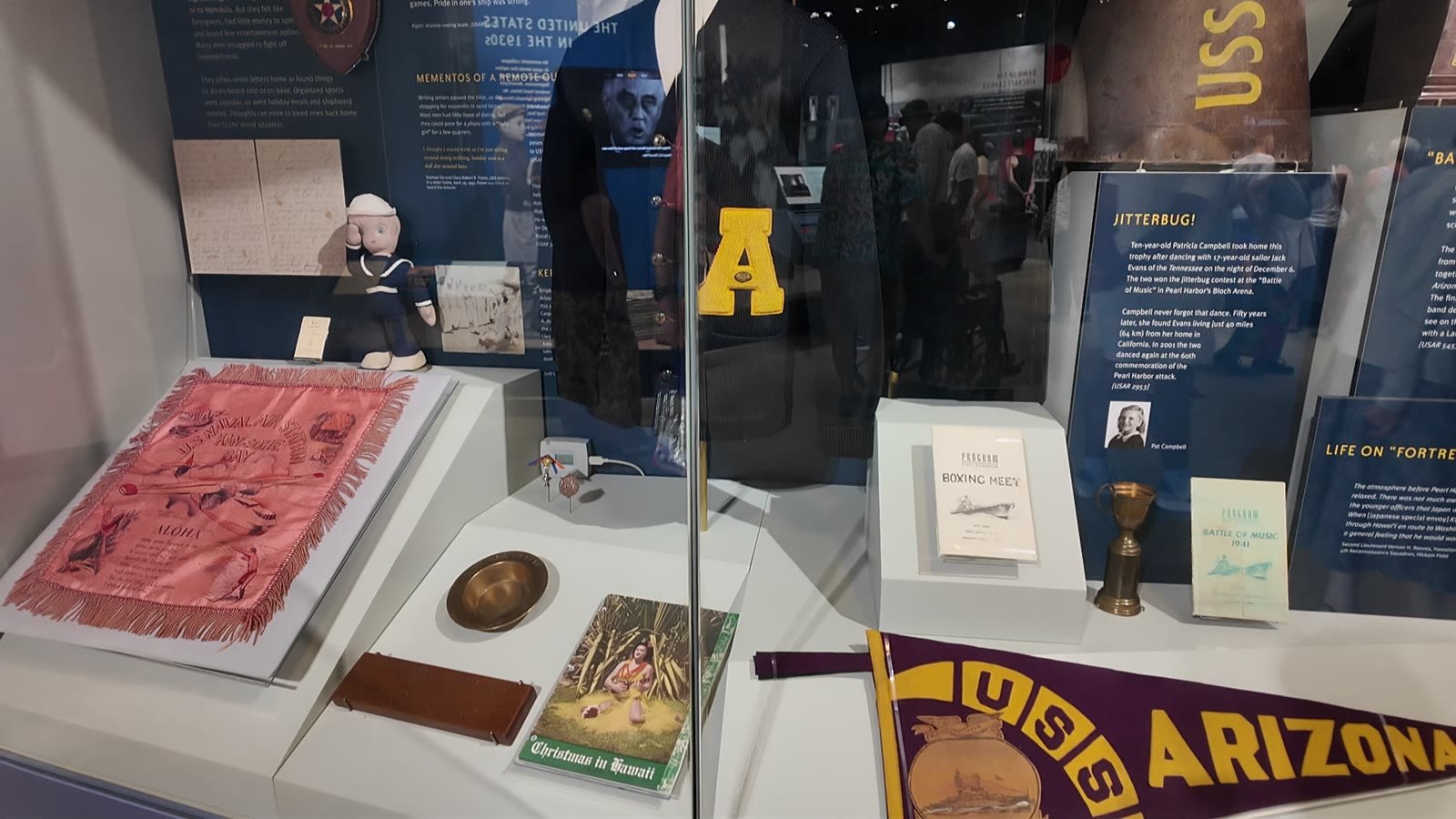 戦艦アリゾナの乗組員が使っていたペナントなどの展示