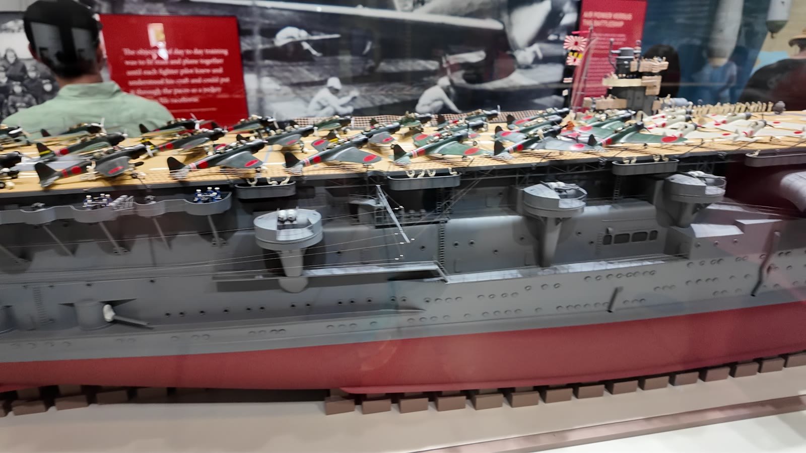 空母赤城の模型と甲板に並ぶ艦載機