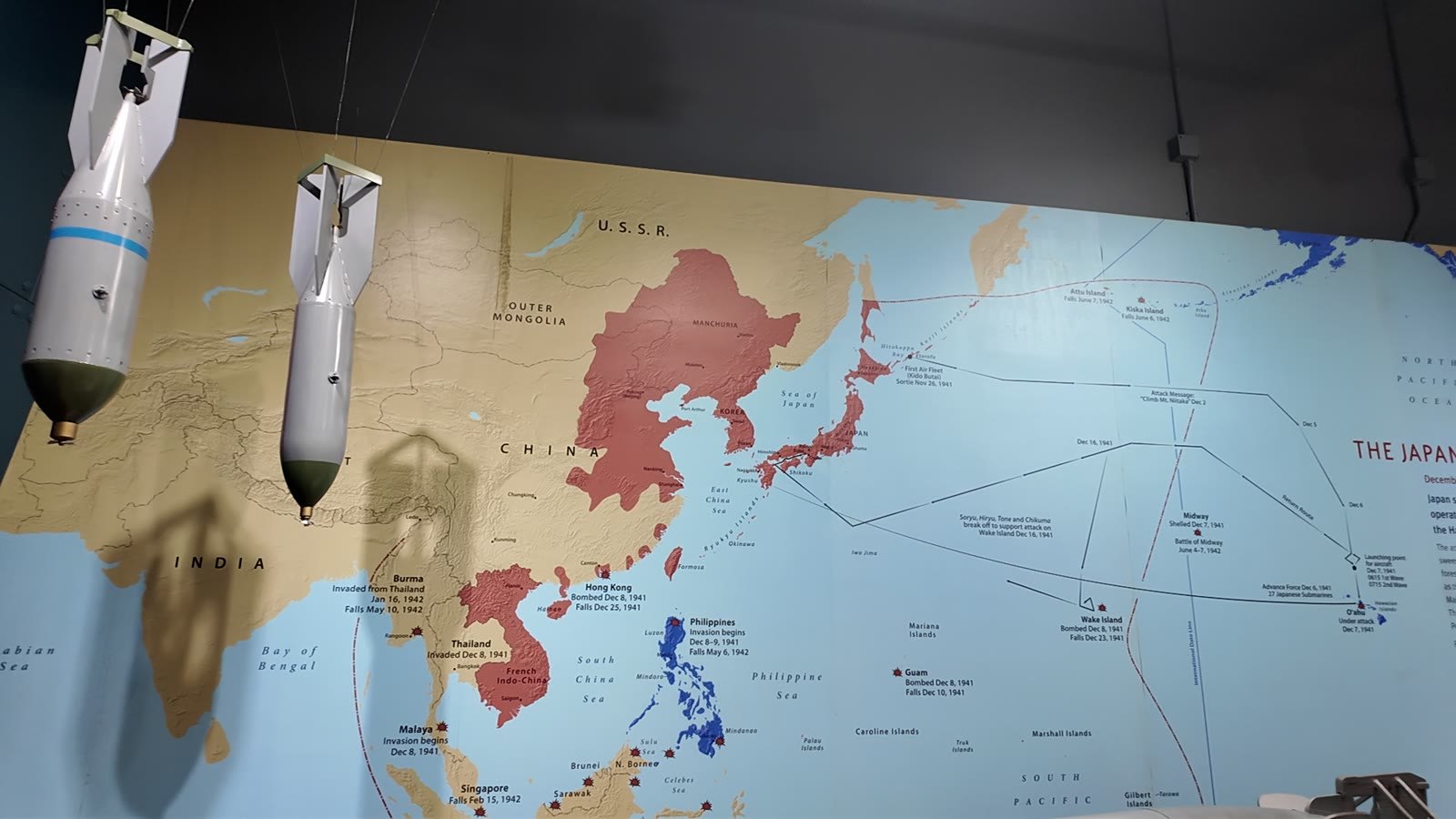 実物大の爆弾と日本の進出を示した地図