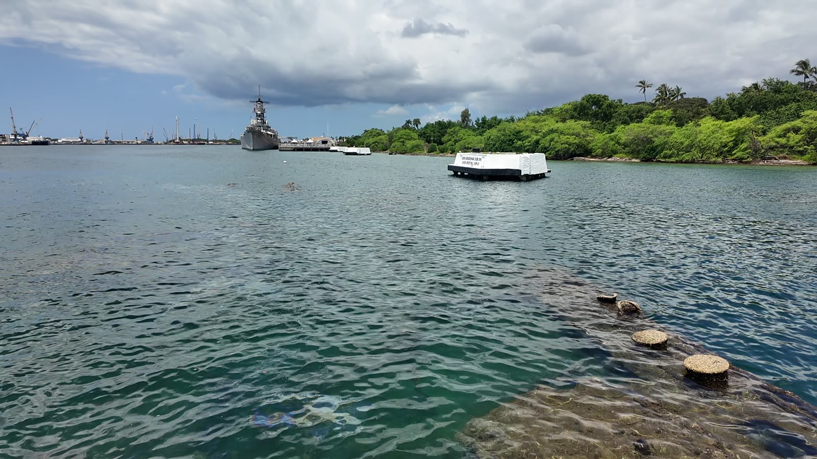 ボートから見た戦艦アリゾナ記念館