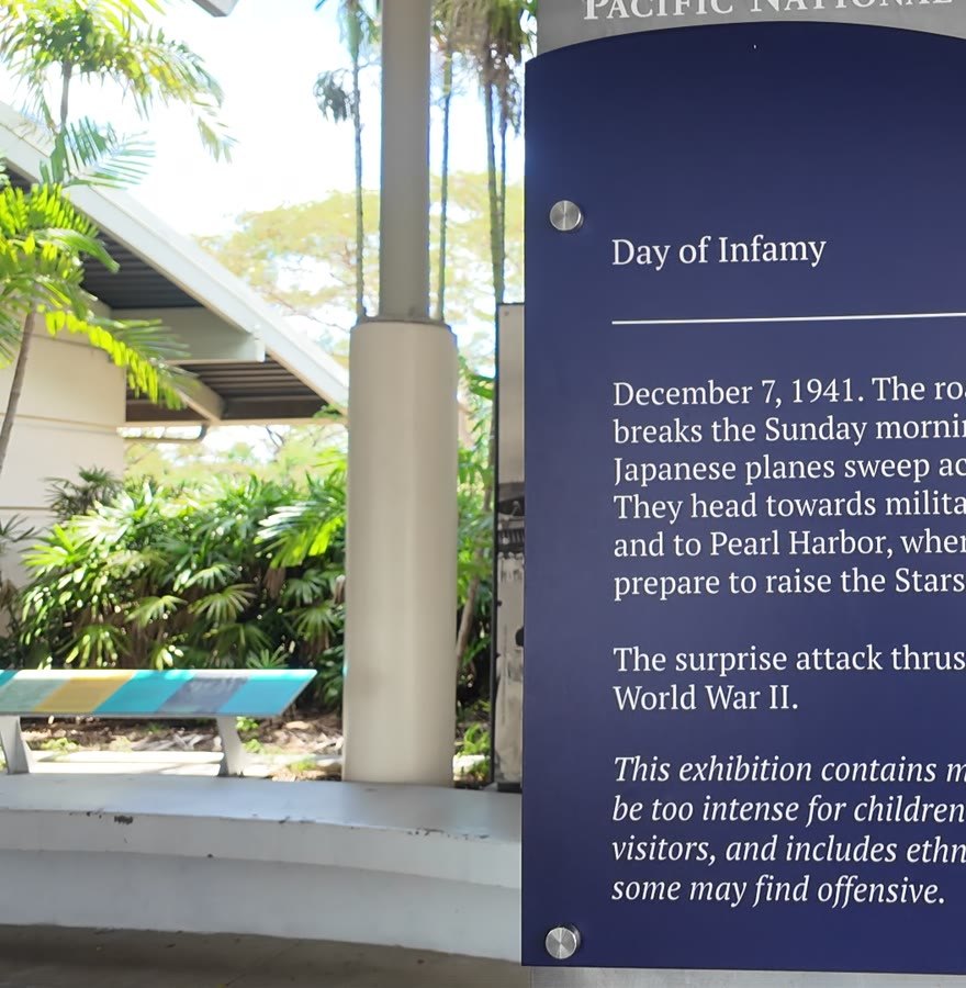 展示館「攻撃(Attack)」入口の説明板 Day of Infamy