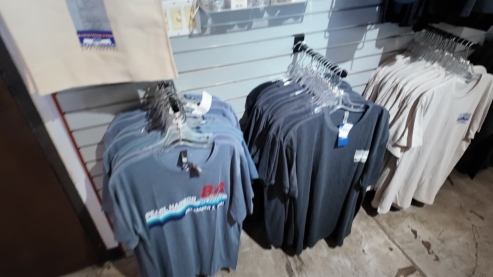 パールハーバーのギフトショップのTシャツ