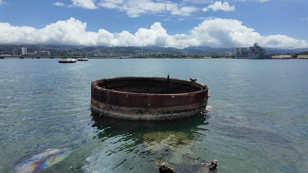 水面から出ている戦艦アリゾナの第3砲塔の基部