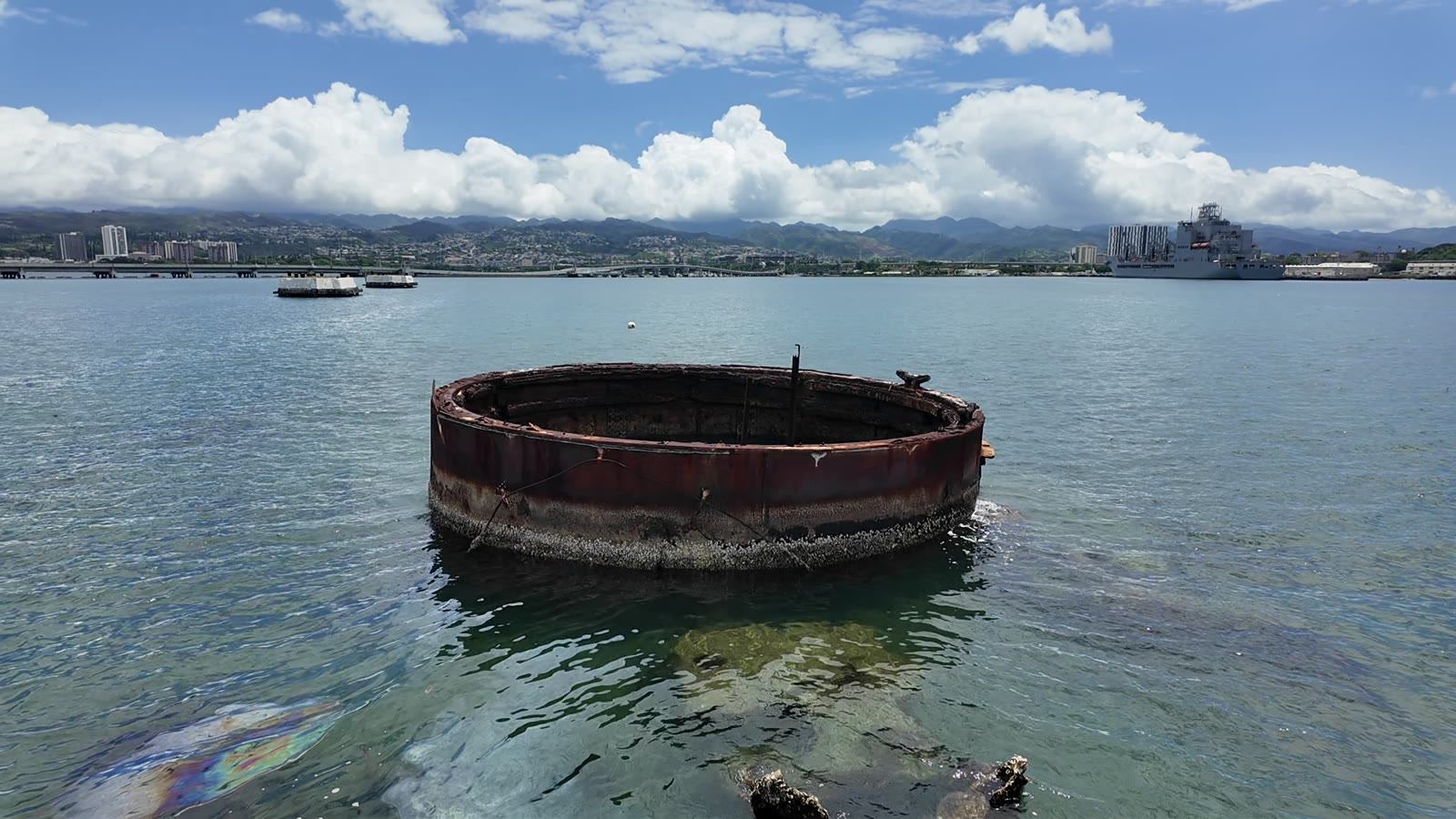 水面から出ている戦艦アリゾナの第3砲塔の基部