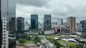 ウェスティンホテル大阪 29階の客室から見下ろす梅田。手前の緑がグラングリーン大阪