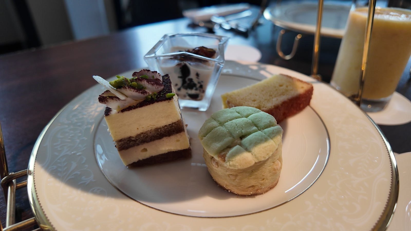 ウェスティンラウンジのアフタヌーンティー。チーズケーキとメロンパン