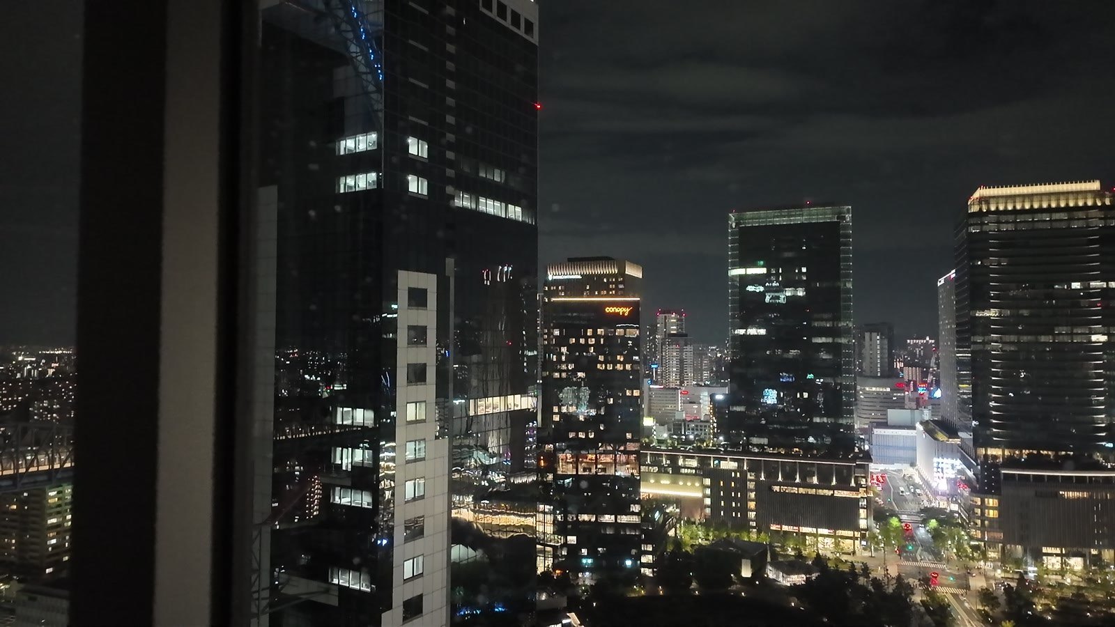 角度を変えた夜景。梅田のビル群が一望できる