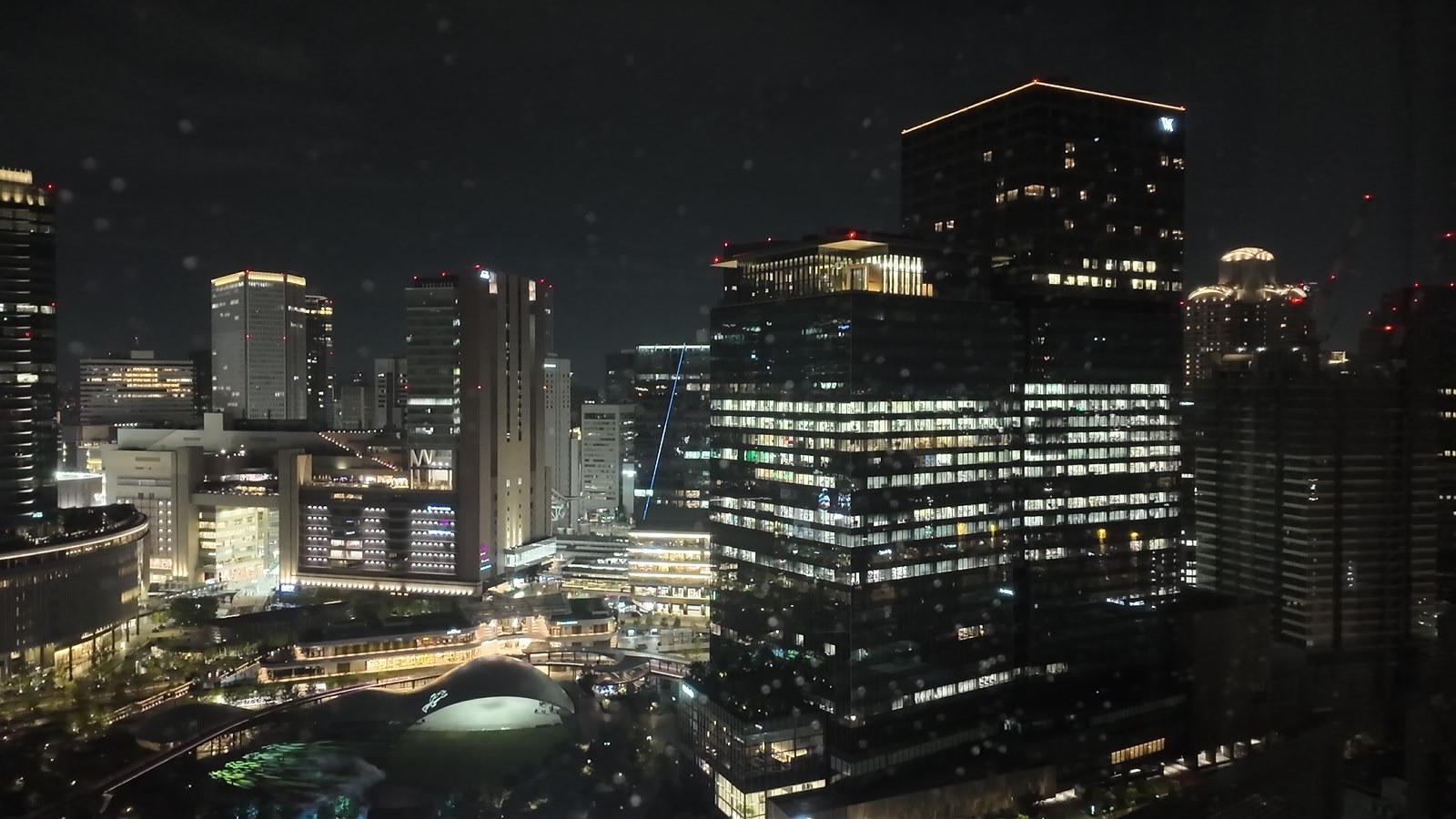 レースまで開けた29階からの大阪の夜景