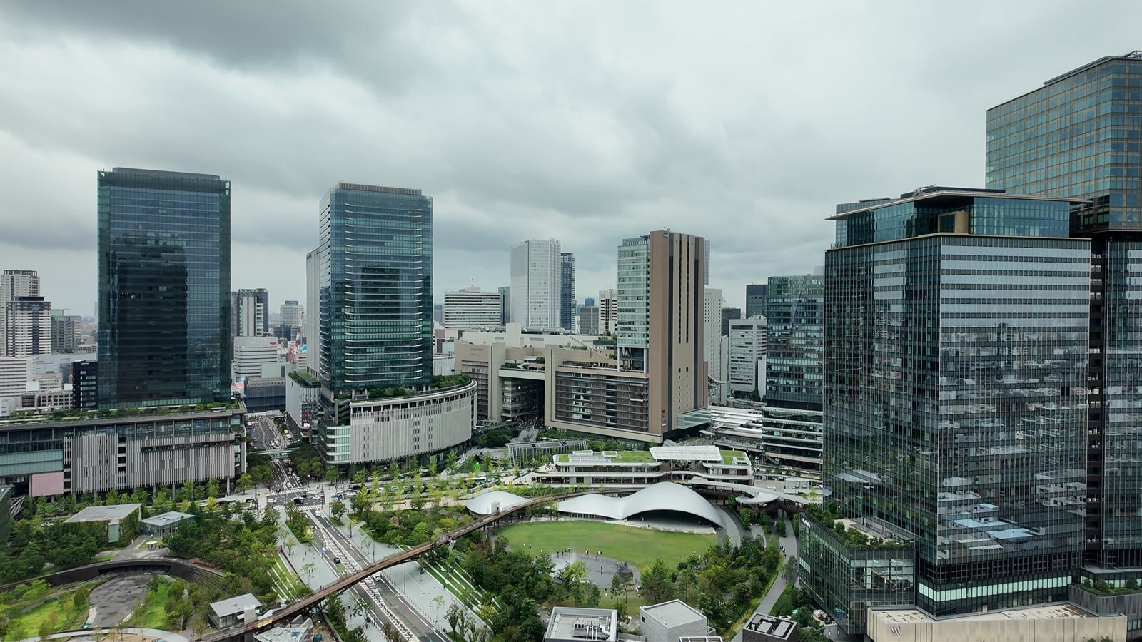 窓からの昼の眺め。大阪駅とグランフロント大阪